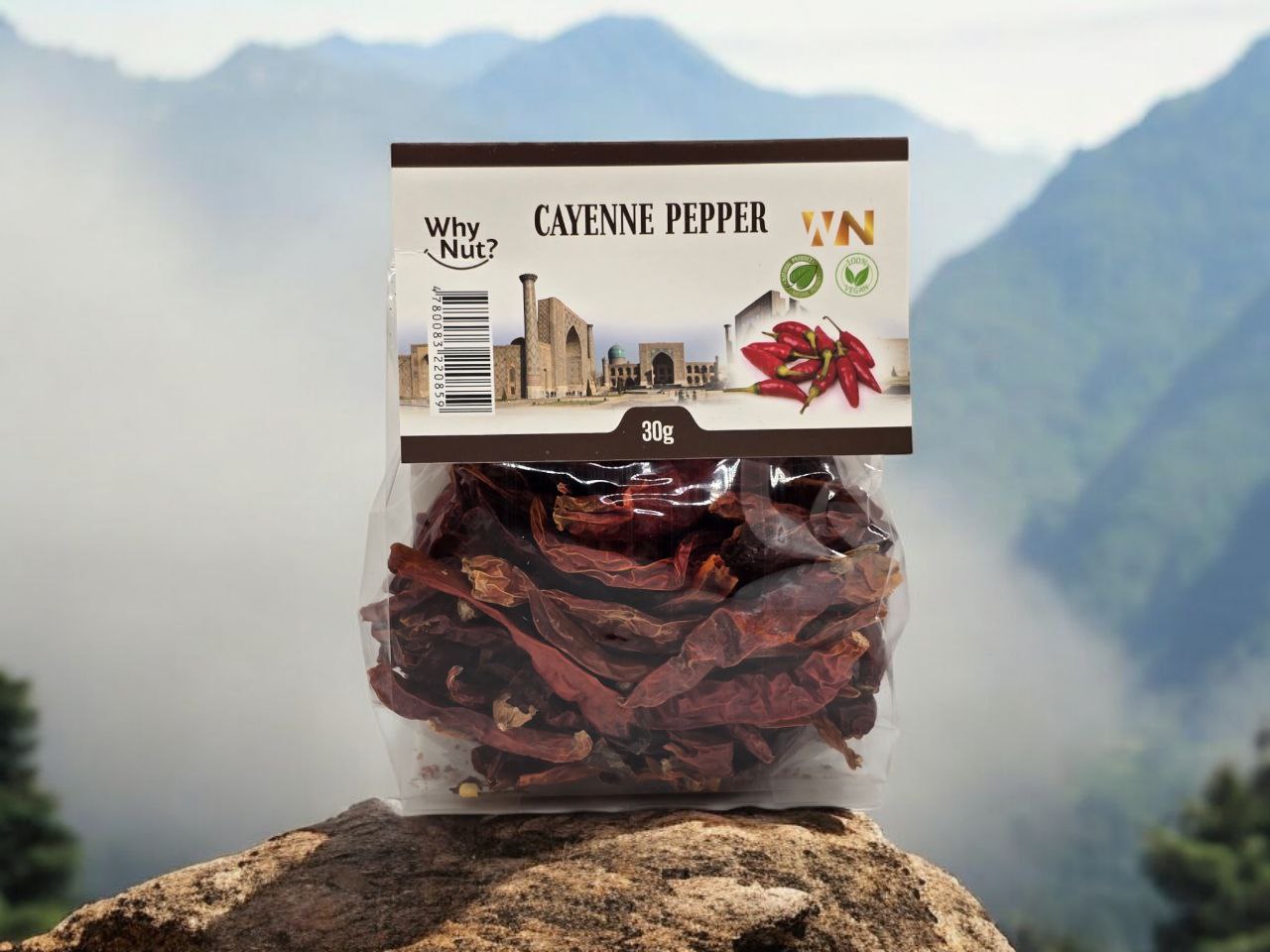 High-quality Hel Cayennepeppar from Nature Pick Market showcasing whole dried cayenne chili peppers. Perfect for adding intense, natural heat to your dishes.